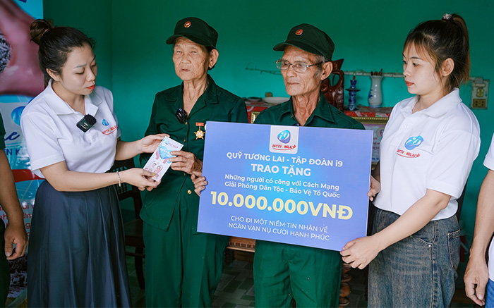 Hình ảnh minh họa việc liên hệ hỗ trợ khách hàng để giải đáp thắc mắc về các điều khoản dịch vụ và thông tin game bài.